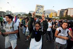 Otra marcha en Caracas al cumplirse un mes de protestas contra Maduro