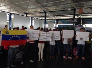 Estudiantes protestan en terminal de Conferry en Anzoátegui (Foto)