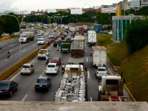 Desde el próximo lunes restringirán circulación de gandolas en Caracas
