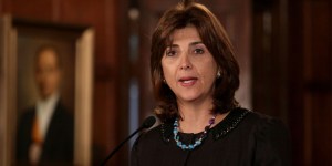 Santos ratifica en su cargo a la Canciller María Ángela Holguín