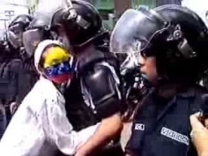 Estudiante “fuertemente armada” ataca a Policía de Falcón (Video)