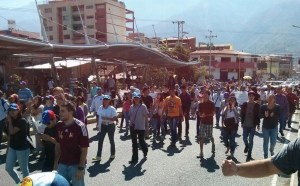 Estudiantes de la ULA Mérida comienzan a concentrarse para marchar (Foto)