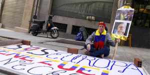 Agreden a venezolana que inició huelga de hambre frente a consulado de Venezuela