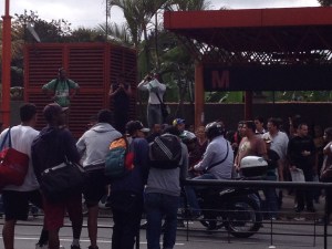 Motorizados quitan barricada en Altamira y la sociedad civil se resiste (Fotos)