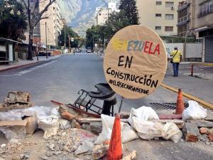 Reportan cierre de calles en Los Palos Grandes (Fotos)
