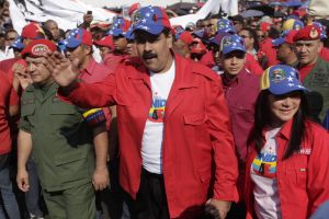 Maduro condecora a militares del intento de golpe del 4F