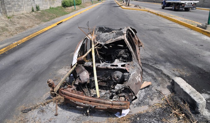 Presuntos colectivos causan destrozos en Palavecino