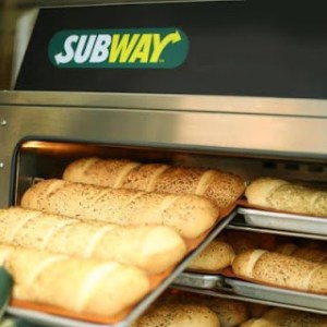 Campaña fuerza a Subway a retirar sustancia “plástica” de sus sándwiches
