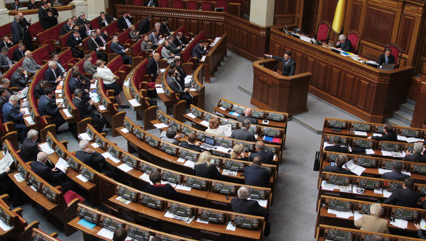 Parlamento de Ucrania nombra a presidente interino, busca nuevo gobierno
