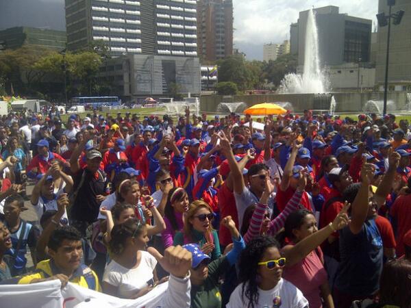 Oficialistas se concentran en Plaza Venezuela