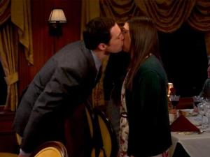 ¡Aleluya! Sheldon por fin besa a Amy (Foto)