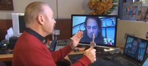 Reverendo que hace exorcismo vía Skype es furor en la web (Video)