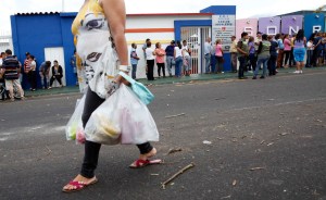 Venezolanos se quejan de nueva supervisión de compras a “la cubana”