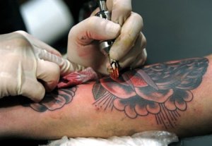 Prohibirán tatuajes en cara, genitales, brazos, cuellos y antebrazos
