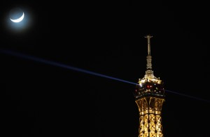 La luna y la Torre Eiffel (Foto)