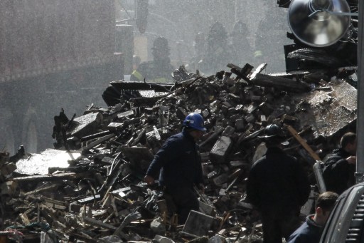 Hallan un octavo muerto entre escombros de edificios derrumbados en Nueva York