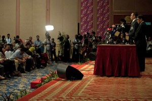 Malasia reúne a familiares de víctimas del avión desaparecido con expertos