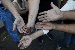 Marcados en las manos, venezolanos hacen largas colas en el Bicentenario (Fotos)