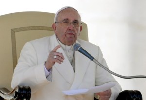 El papa pide reaccionar para no acostumbrarse a la miseria y a la violencia