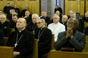 El papa reza y pide que recen por él en el aniversario de su elección