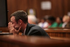 Pistorius vomita en el tribunal durante descripción de autopsia de su novia