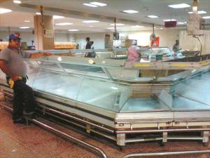 Anaqueles de supermercados en Valencia continúan vacíos