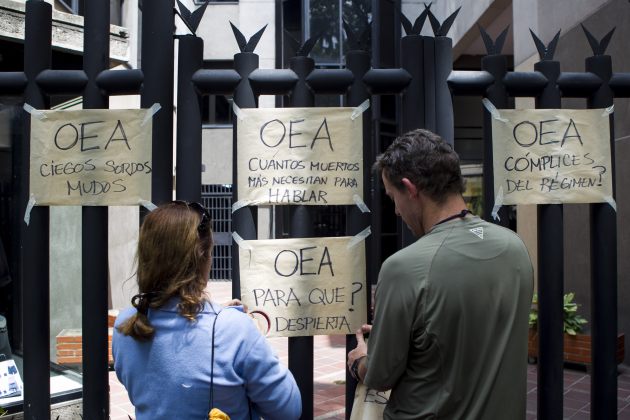 Manifestantes piden a la OEA que intervenga en Venezuela (Foto EFE)