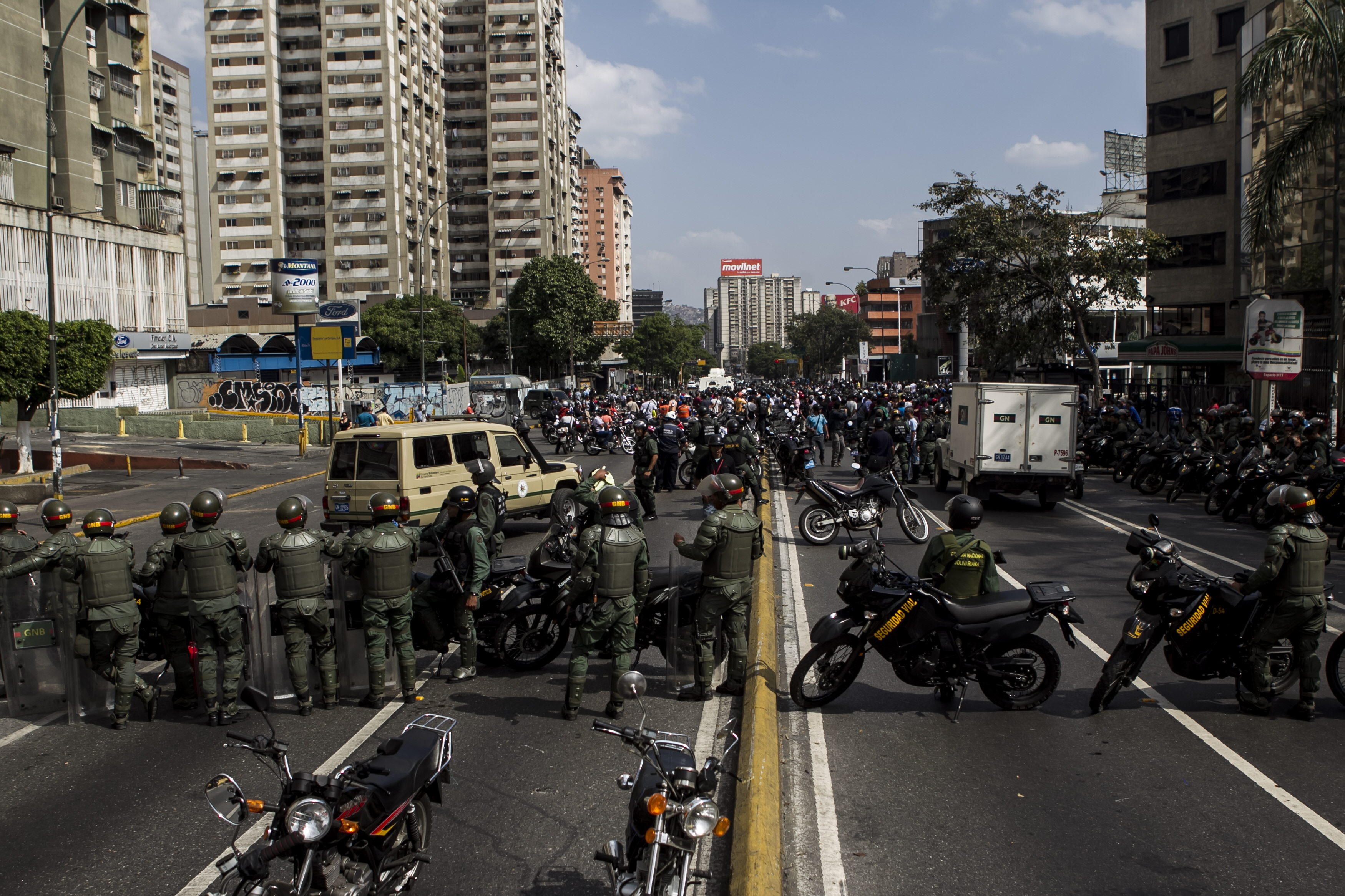 Paramilitares atacan a vecinos en Los Ruices; mueren un GNB y un mototaxista (Fotos)