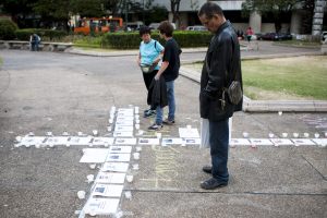 Los rostros de los asesinados en protestas forman una cruz en la Plaza Altamira (Foto)