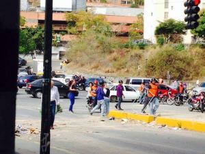 Grupos de motorizados quitan barricadas en Santa Paula (Foto)