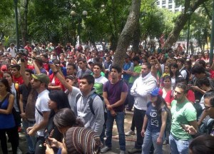 Estudiantes sorprendieron con manifestación frente a la Defensoría del Pueblo (Fotos)
