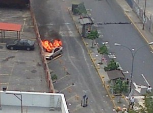 Se incendia vehículo en Los Ruices (Fotos)