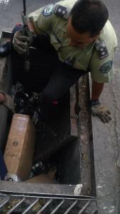Remueven escombros y colocan alcantarillas en Chacao (Foto)
