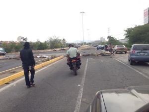 Encapuchados cierran acceso en avenida de Lechería (Fotos)