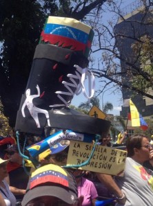 Protesta creativa: Bota militar pisa la Constitución (Foto)
