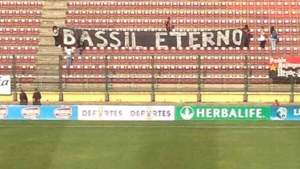 FVF detuvo juego para retirar pancarta en homenaje a Bassil Da Costa (Foto)