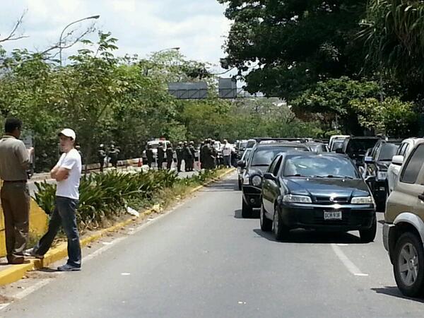 Efectivos de la GNB esperan en la avenida Río de Janeiro (Foto)