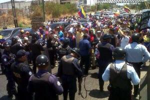 Policía de Carabobo impidió que marcha llegara hasta la sede del Core 2 (Fotos)