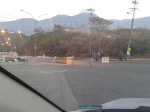 Cerrada vía Los Naranjos por barricadas