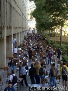 Estudiantes de la Ucab sacan sus pupitres, “haremos clase de historia en la calle” (Fotos)