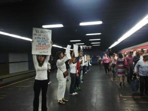 Madres de blanco protestan por sus derechos en el Metro de Caracas (Foto)