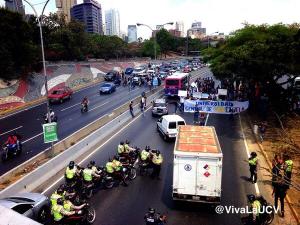 PNB intenta retirar protesta de estudiantes en la autopista Francisco Fajardo (Fotos)