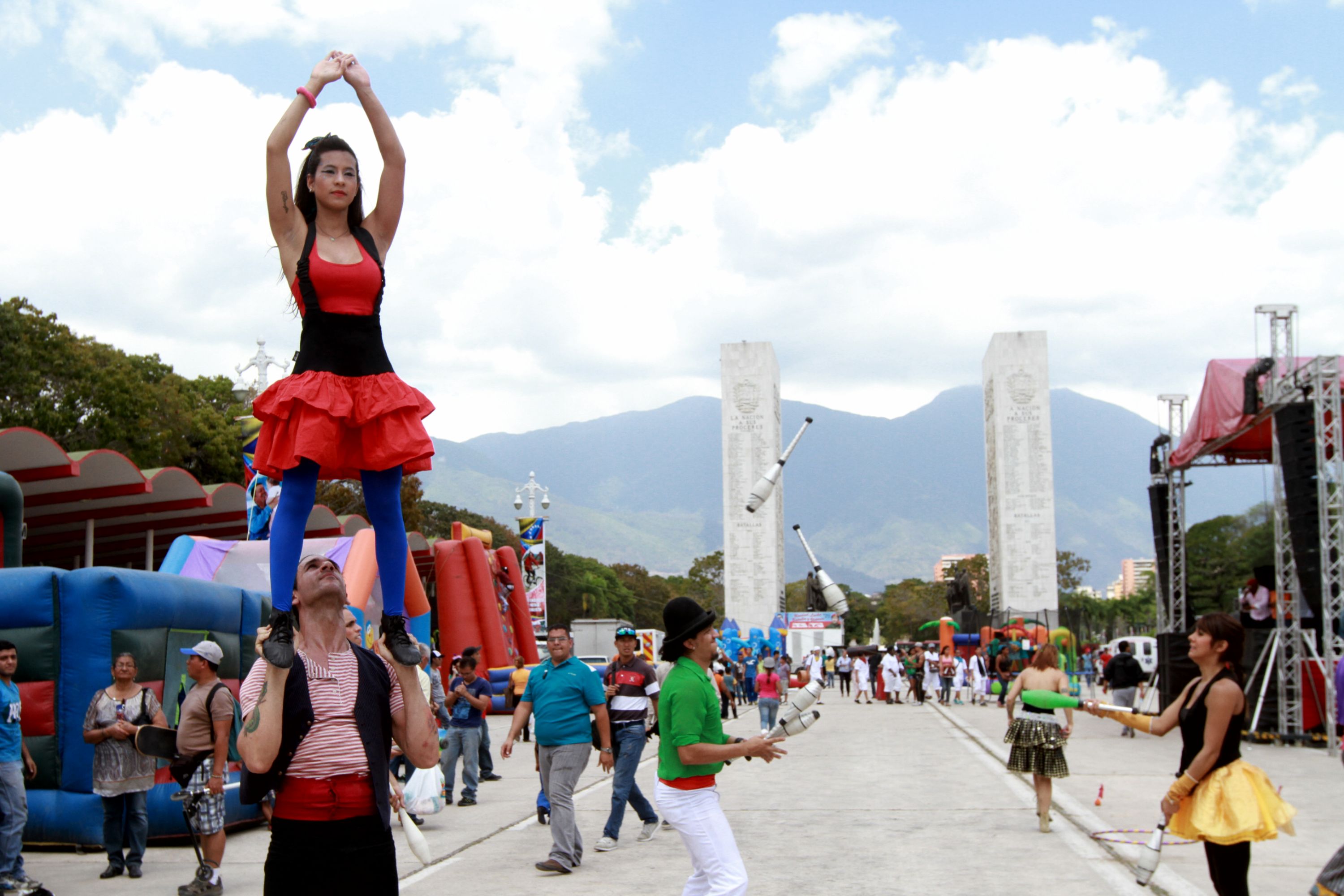 Escasez de “pueblo” en carnaval de Los Próceres  (fotos oficiales + peladero de chivos)