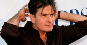 Charlie Sheen demanda a periódico que lo acusó de abusar de otro actor