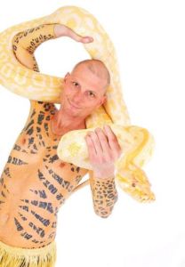 Hombre leopardo vende su “piel” por eBay para adornar hogares