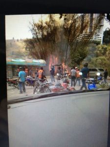 Grupos paramilitares incendian asta verde en la redoma de Manzanares (Fotos)