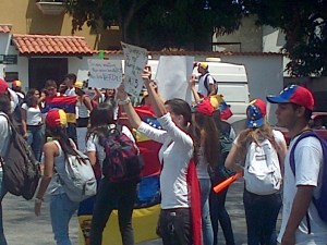 Jóvenes protestan en la avenida Luis Roche de Altamira (Fotos)