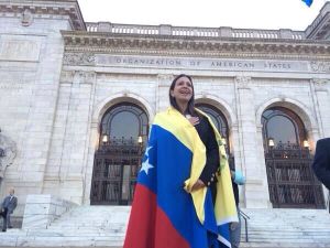 ¿Una mujer bañada en patria de verdad?… María Corina Machado saliendo de la OEA (FOTO)