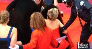 Jennifer Lawrence rodó de rojo en la alfombra roja (Video)