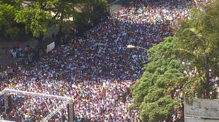 Caracas vuelve a congregar miles de personas protestando pacíficamente (FOTOS)